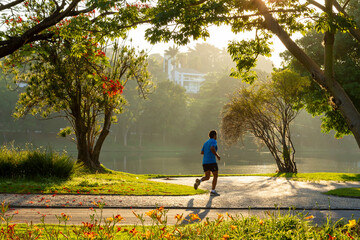 Pessoas fazem exercício de corrida às margens da Lagoa da Pampulha, Belo Horizonte, Minas Gerais,...