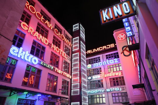 Kolorowe neony oświetlają nocą miasto kolorowymi światłami.