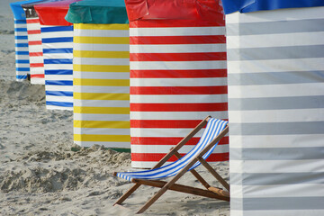 Urlaub am Strand farbige Strandkörbe
