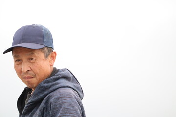 悩んでいる男性　おじさん