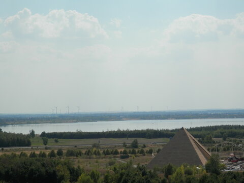 Aussicht vom Aussichtsturm Bistumsh&ouml;he am Cospudener See mit Blick auf Belantis
