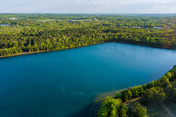 Obraz premium Scenic view of a lake water landscape scene between green forest