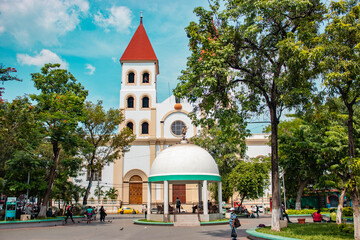 Catedral de San Miguel y parque eufracio guzman  el Salvador  - obrazy, fototapety, plakaty