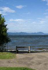 波打ちぎわにあるベンチ