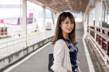 桟橋で笑顔の女性