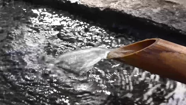 朝日に輝く手水舎