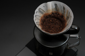 Obraz na płótnie Canvas Hand driper of Prepare drip coffee on digital scale in Studio dark tone.