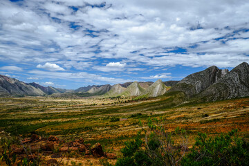 南米ボリビアの秘境、トロトロ渓谷の美しい地形と恐竜の足跡やUmajalanta鍾乳洞