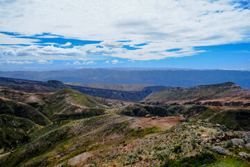 Fototapeta premium 南米ボリビアの秘境、トロトロ渓谷の美しい地形と恐竜の足跡やUmajalanta鍾乳洞