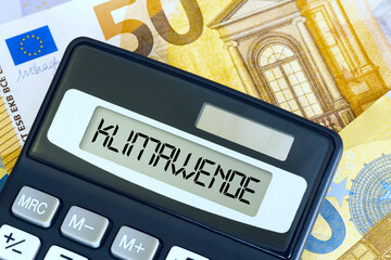 Euro Geldscheine, Taschenrechner und Kosten für die Klimawende