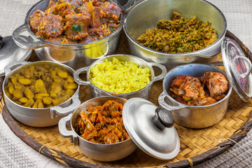 Vannerie de petites marmites avec des spécialisés culinaires emblématiques de la gastronomie réunionnaise 