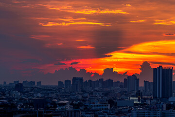 Obraz premium The high angle background of the city view with the secret light of the evening, blurring of night lights, showing the distribution of condominiums, dense homes in the capital community
