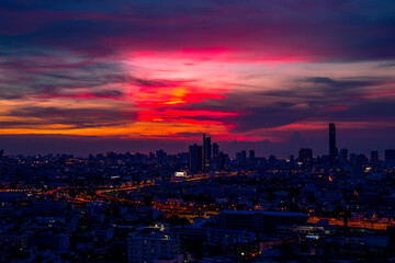 Obraz premium panoramic high-angle evening background of the city view,with natural beauty and blurred sunsets in the evening and the wind blowing all the time,showing the distribution of city center accommodation