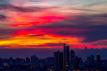 Fototapeta premium panoramic high-angle evening background of the city view,with natural beauty and blurred sunsets in the evening and the wind blowing all the time,showing the distribution of city center accommodation