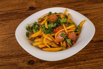 Salad with mango and chicken