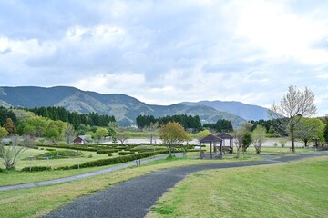 新緑に包まれた高原広場の情景＠滋賀