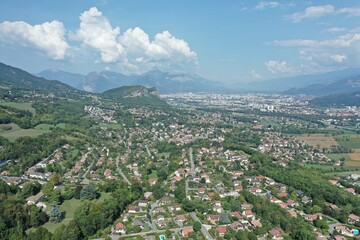 Fototapeta na wymiar Le village de Pont-de-Claix avec le sud de Grenoble en arrière plan