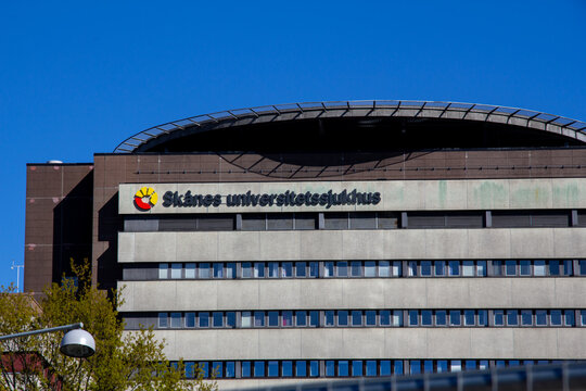 The facade of a teaching hospital. The hospital is part of the organisation SUS - Sk&aring;nes Universitetssjukhus