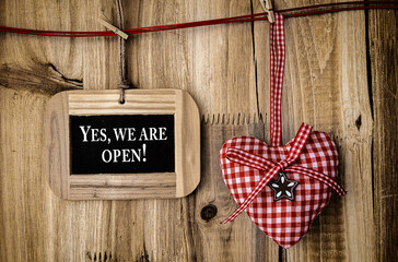 Yes we are open Herzlich Willkommen Rustikale Dekoration mit Herz rot weiß mit text