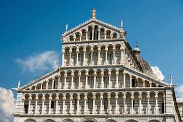 Fototapeta premium Main facade of the Pisa Cathedral (Duomo di Santa Maria Assunta), in Pisan Romanesque style, Piazza dei Miracoli (Square of Miracles). Tuscany, Italy, Europe.