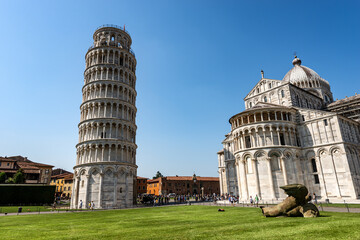 The famous Leaning Tower of Pisa and the Cathedral (Duomo di Santa Maria Assunta), Piazza dei Miracoli (Square of Miracles). Tuscany, Italy, Europe.