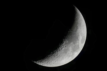 Luna primo quarto  nel cielo notturno - 434271229