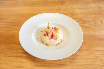 Tapa española de ensaladilla rusa marinera con encurtidos y gambas