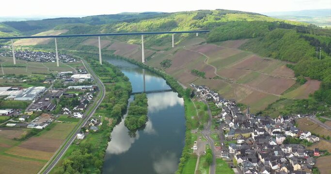 Gro&szlig;e Br&uuml;cke &uuml;ber ein Tal Luftaufnahme - Mosel - Weingut Schifffahrt Transport Logistik