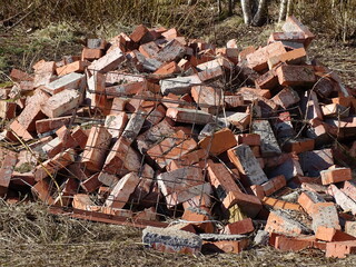 A pile of scattered red bricks 