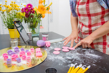 Making decoration for dessert from sugar mastic