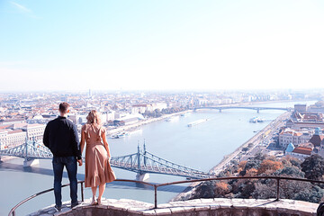 Obraz premium lovers boy and girl view of budapest panorama, gellert hill in budapest, hungary