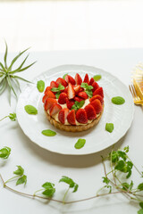 白いお皿に盛り付けられた苺のフルーツタルト