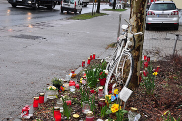 # Das Mahnmal für Verkehrstod: Ein Denkmal für einen verkehrstoten Radfahrer. Getötet im Straßenverkehr.