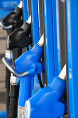Kraftstoffe tanken: Zapfhahn an der Tankstelle für  Benzin bleifrei,  Super Plus 95, E 10 und Diesel.