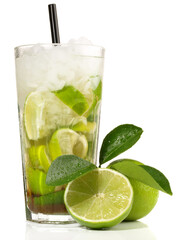 Caipirinha Cocktail mit braunem Rohrzucker - Freigestellt