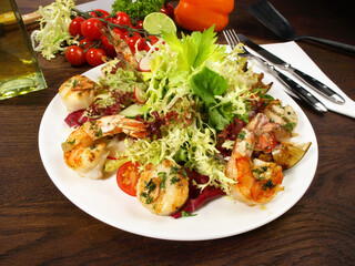 Gemischter Salat mit Jakobsmuscheln und Garnelen