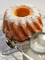 Elsässer Gugelhupf, Guglhupf mit Puderzucker bestäubt