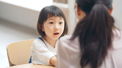 会話する子供と女性　子育てイメージ