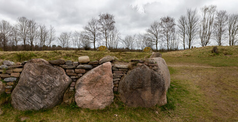 Archäologische Freilichtanlage mit Hünenbett im Arnkielpark  in Munkwolstrup bei Ooversee auf Angeln. - obrazy, fototapety, plakaty