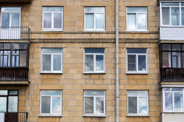 Obraz premium Russia. Saint-Petersburg. Realty. Windows of a residential apartment building.