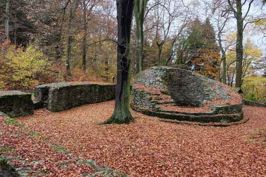 Ruinen der Isenburg mit Bergfried, gelegen zwischen Hartenstein und dem Aue-Bad Schlemaer Ortsteil Wildbach