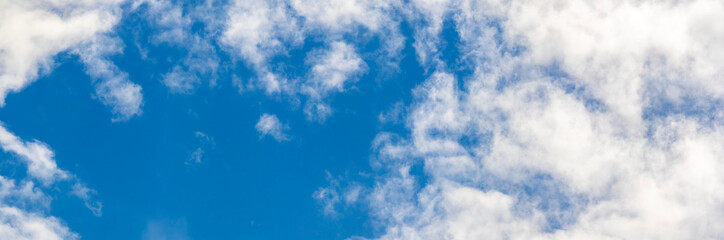 Fototapeta na wymiar Panorama mit Weissen-Wolken und blauen Himmel