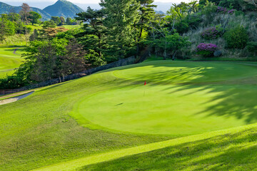 新緑の芝生の整ったゴルフ場