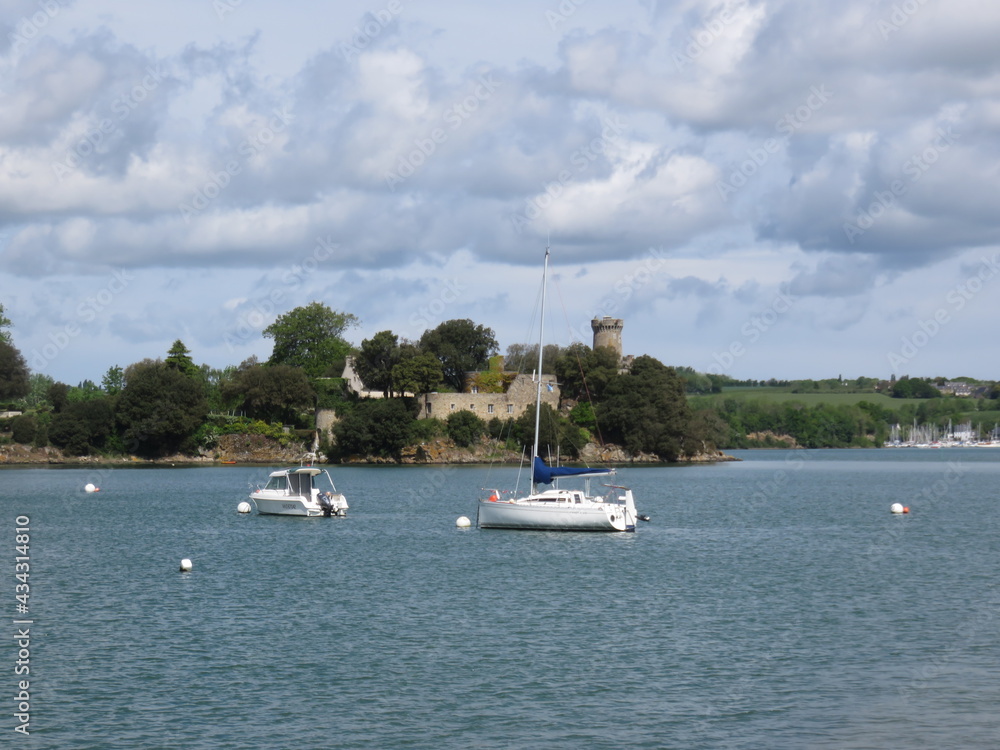 Wall mural port de mordreuc, pleudihen sur rance, rivière la rance, ille et vilaine, bretagne france,