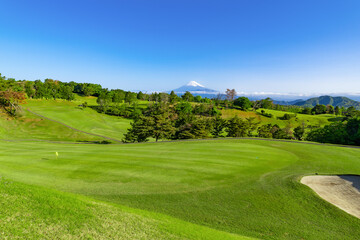 新緑の芝生の整ったゴルフ場	