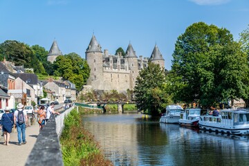 Obraz premium Josselin, cité de caractère et village fleuri, baigné par la rivière l'Oust, se situe dans la Morbihan en Bretagne. 