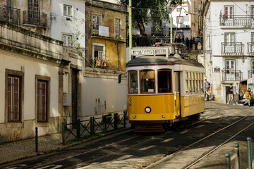 Fototapeta na wymiar carros eléctricos (Linie carreira 28) Straßenbahn in Lissabon, Portugal 