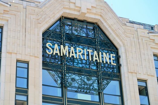 Enseigne / logo du grand magasin "La Samaritaine" à Paris, façade historique art déco du centre commercial et de l'hôtel palace "Cheval Blanc" – mai 2020 (France)
