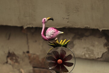 kolorowa  starodawna  zabawka  ptaka  w  ogródku - 434329429