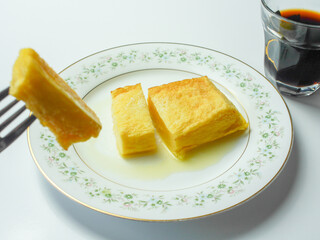 フレンチトーストをフォークで刺して食べる